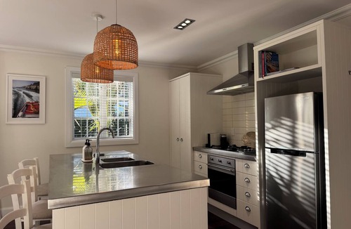 Russell Cottage | Crab Shack Cottage: 4BR in Russell with Pool & Spa, 300m to Waterfront