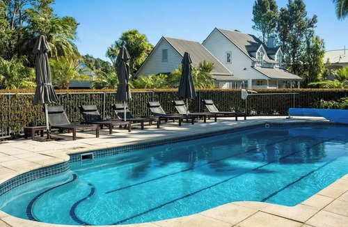 Russell Cottage | Crab Shack Cottage: 4BR in Russell with Pool & Spa, 300m to Waterfront