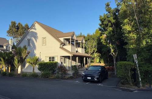 Russell Cottage | Crab Shack Cottage: 4BR in Russell with Pool & Spa, 300m to Waterfront