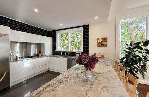 Wellington House | Crescent Sunset Escape - Short Walk to City