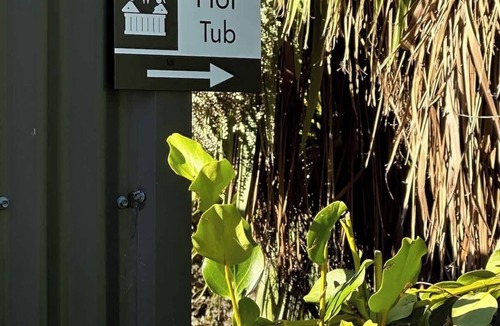 Queenstown Apartment | Custom Cabin - In Town - Hot Tub - Super King Bed