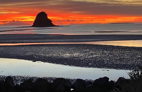 Waiwera Cottage | Cute two bedroom cottage very close to beach and beach bar and grill