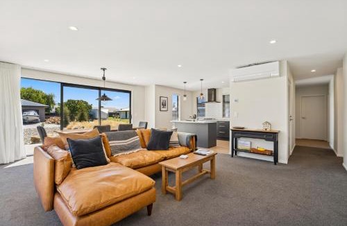 Lowburn House | Dancing Tussock Escape - Cromwell Holiday Home