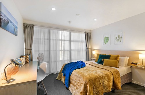Grafton Apartment | Decorated Central City Apt w 2 Bathrooms