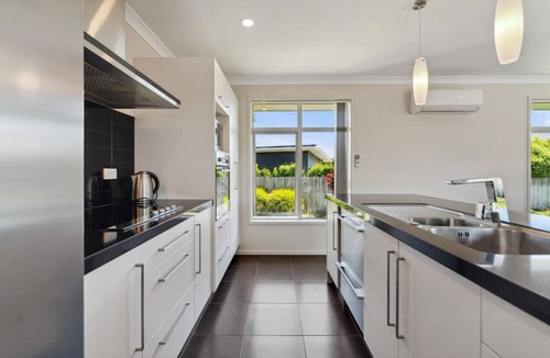 Wharewaka House | Delight in the Dell - 2 mins to lake
