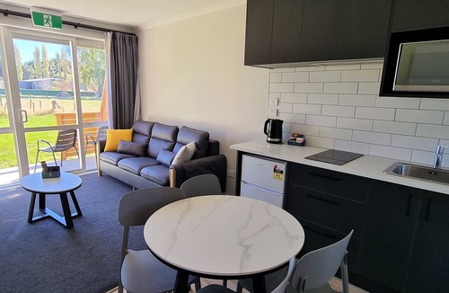 Ngongotaha Apartment | Deluxe Family Apartment with Spa Bath & Alpacas