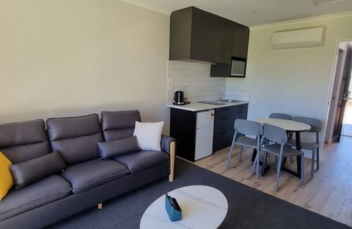 Ngongotaha Apartment | Deluxe Family Apartment with Spa Bath & Alpacas