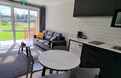 Ngongotaha Apartment | Deluxe Family Apartment with Spa Bath & Alpacas
