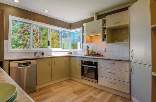 Pukehangi House | Diamond Homestead - 6-Acre Farm Stay, Sleeps 10