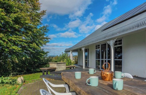 Pukehangi House | Diamond Homestead - 6-Acre Farm Stay, Sleeps 10