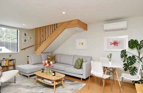 Addington Apartment | Dickens St-Stylish 2-Bedroom Townhouse - Your Perfect Getaway