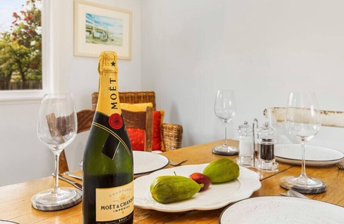 Waikanae House | DOVE COTTAGE - WAIKANAE BEACH HOLIDAY HOME in Waikanae Beach