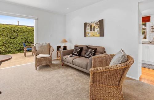 Waikanae House | DOVE COTTAGE - WAIKANAE BEACH HOLIDAY HOME in Waikanae Beach