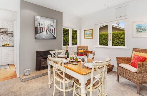 Waikanae House | DOVE COTTAGE - WAIKANAE BEACH HOLIDAY HOME in Waikanae Beach