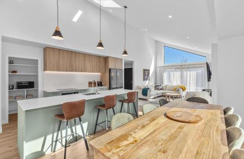 Lowburn House | Dunstan Haven - Cromwell Holiday Home