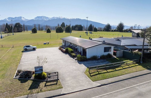 Te Anau House | Dusky Fishing Unit - Te Anau Holiday Home