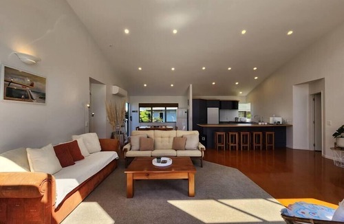 Hahei House | Easy Days - Ideal 2 wing set up, quiet street, central, 5min walk to the beach