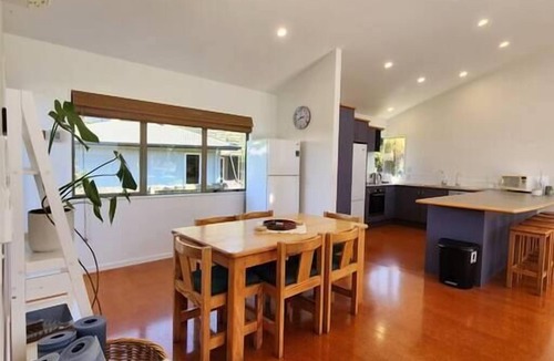 Hahei House | Easy Days - Ideal 2 wing set up, quiet street, central, 5min walk to the beach