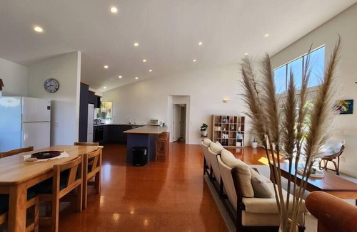 Hahei House | Easy Days - Ideal 2 wing set up, quiet street, central, 5min walk to the beach