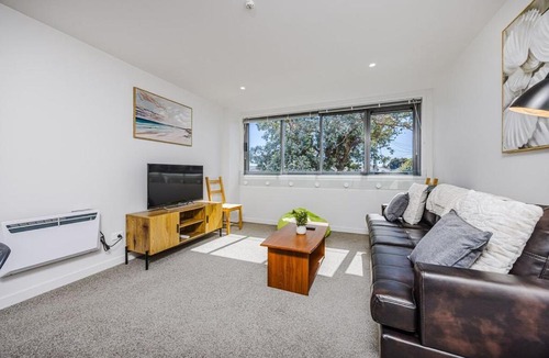 Mount Albert Apartment | Eden Vista 3 bedroom Apartment with free parking