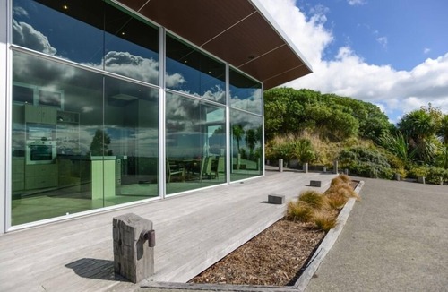 Havelock North House | Edgecliff - stunning location, spectacular views, modern cottage