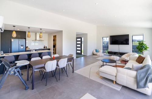 Lincoln House | Elegant 4BR Family Retreat with Garage