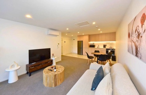 Christchurch City Centre Apartment | Elegant City Retreat with Balcony