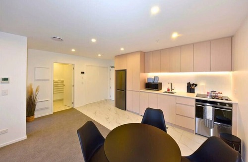 Christchurch City Centre Apartment | Elegant City Retreat with Balcony