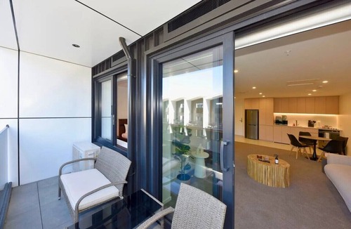 Christchurch City Centre Apartment | Elegant City Retreat with Balcony
