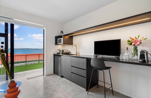 Point Chevalier Apartment | Elegant Coastal Studio with Beach Access & Ocean Views