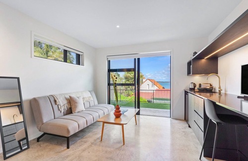 Point Chevalier Apartment | Elegant Coastal Studio with Beach Access & Ocean Views