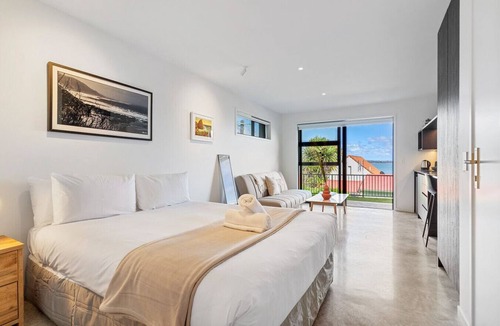 Point Chevalier Apartment | Elegant Coastal Studio with Beach Access & Ocean Views