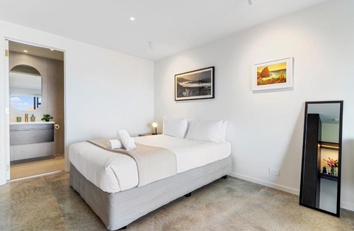 Point Chevalier Apartment | Elegant Coastal Studio, Beach Access & Ocean Views
