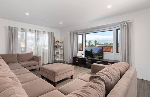 Mount Maunganui House | Elevated and Spacious home in great Mount location