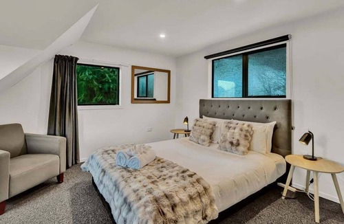 Queenstown Resort | Elevated Frankton Chalet with Lake Views