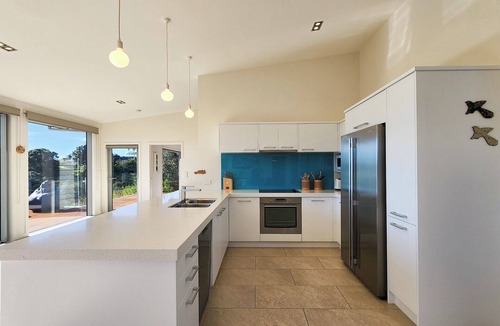 Hot Water Beach Villa | Enjoy surf views of Hot Water Beach from your bed, modern and comfortable home