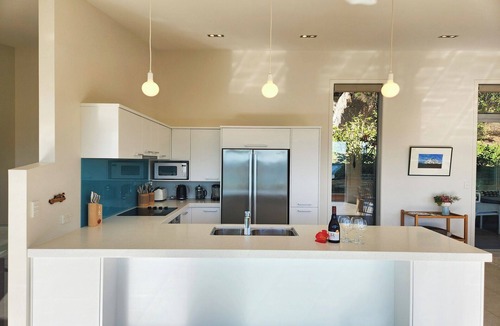 Hot Water Beach Villa | Enjoy surf views of Hot Water Beach from your bed, modern and comfortable home