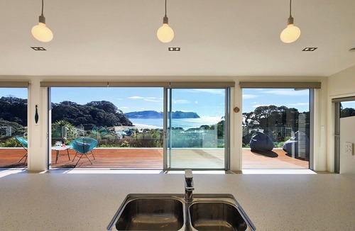 Hot Water Beach Villa | Enjoy surf views of Hot Water Beach from your bed, modern and comfortable home