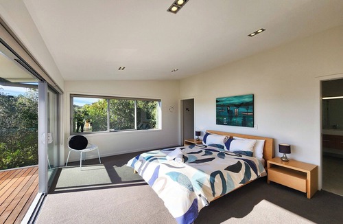 Hot Water Beach Villa | Enjoy surf views of Hot Water Beach from your bed, modern and comfortable home
