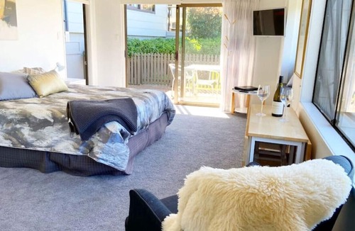 Surfdale House | Enjoy this light-infused studio