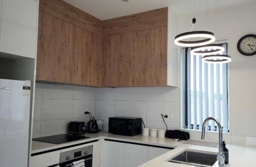 Avondale House | Entire 2BR Townhouse l Free Parking l Working from home space