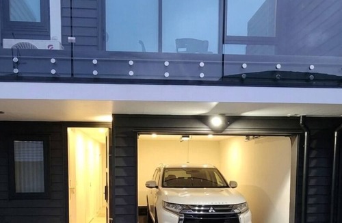 Avondale House | Entire 2BR Townhouse l Free Parking l Working from home space