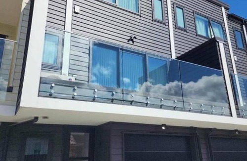 Avondale House | Entire 2BR Townhouse l Free Parking l Working from home space