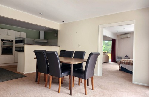 Birkenhead House | Entire House: Spacious 285m2