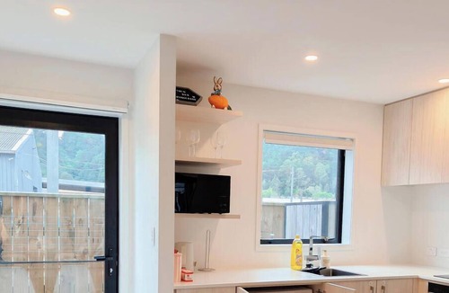 Lower Hutt House | Entire Modern Classic Townhouse 2BR 2Bath Up to 6