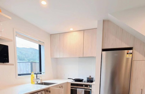 Lower Hutt House | Entire Modern Classic Townhouse 2BR 2Bath Up to 6
