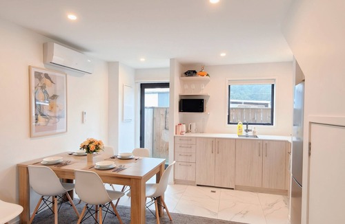 Lower Hutt House | Entire Modern Classic Townhouse 2BR 2Bath Up to 6