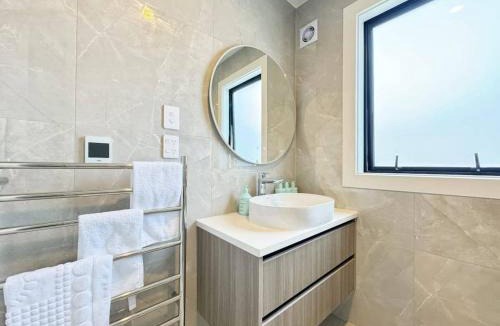 Greenlane Apartment | Entire Modern Townhouse in Central Auckland