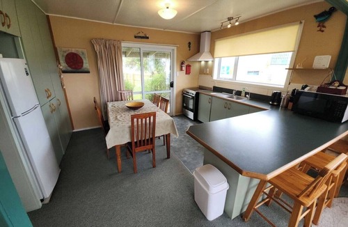 Kaka Point House | Esplanade Escape – Classic Coastal Cottage