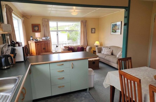 Kaka Point House | Esplanade Escape – Classic Coastal Cottage
